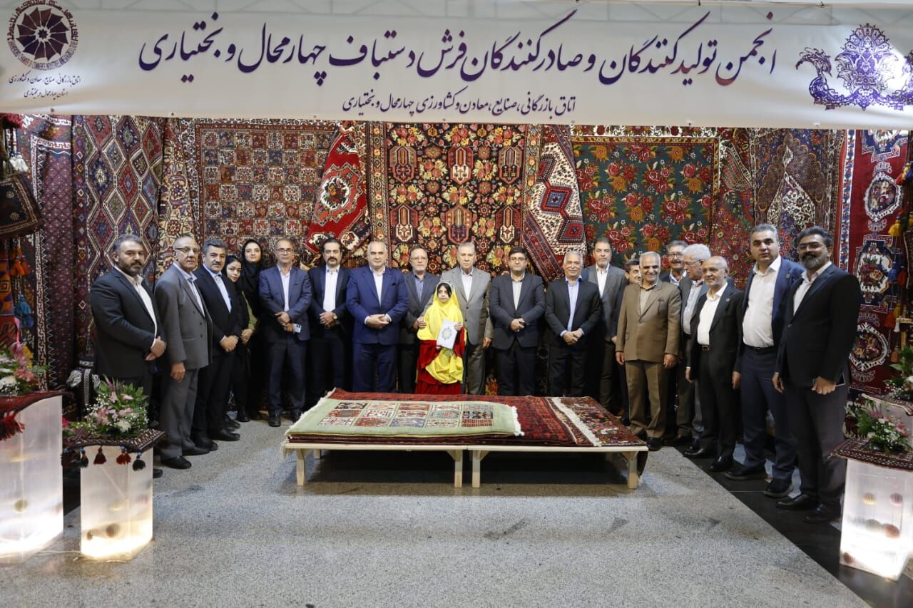 غرفه نمایشگاه فرش دستباف چهارمحال و بختیاری در پاویون فرودگاه شهرکرد دایر شد