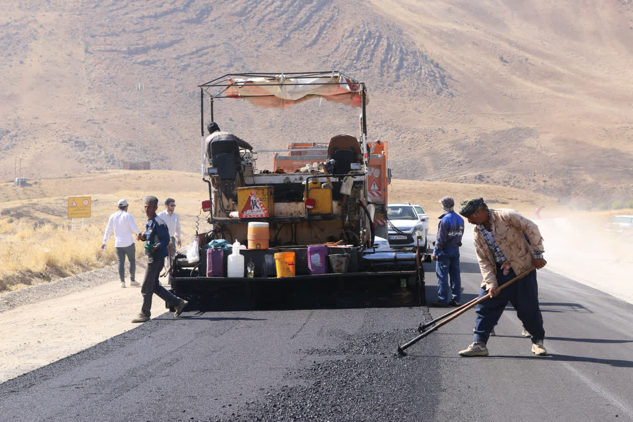 اجرای روکش آسفالت در محور کاج اردل؛ گامی مؤثر در ارتقای ایمنی جادهای اجرای روکش آسفالت در محور کاج اردل؛ گامی مؤثر در ارتقای ایمنی جادهای