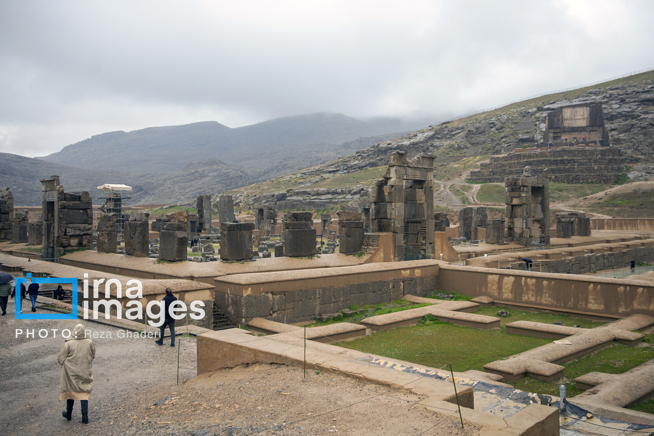 حتی یک متر از حریم ممنوعه «تخت جمشید» به محدوده طرح جامع شهر اضافه نشد حتی یک متر از حریم ممنوعه «تخت جمشید» به محدوده طرح جامع شهر اضافه نشد