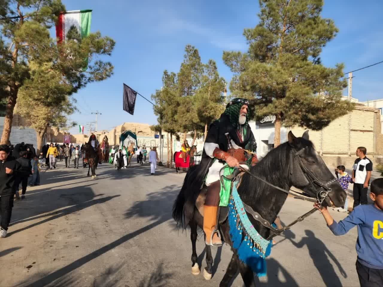 ابرکوه، غرق در شور رضوی؛ آیین استقبال نمادین از امام رضا(ع) برگزار شد ابرکوه، غرق در شور رضوی؛ آیین استقبال نمادین از امام رضا(ع) برگزار شد