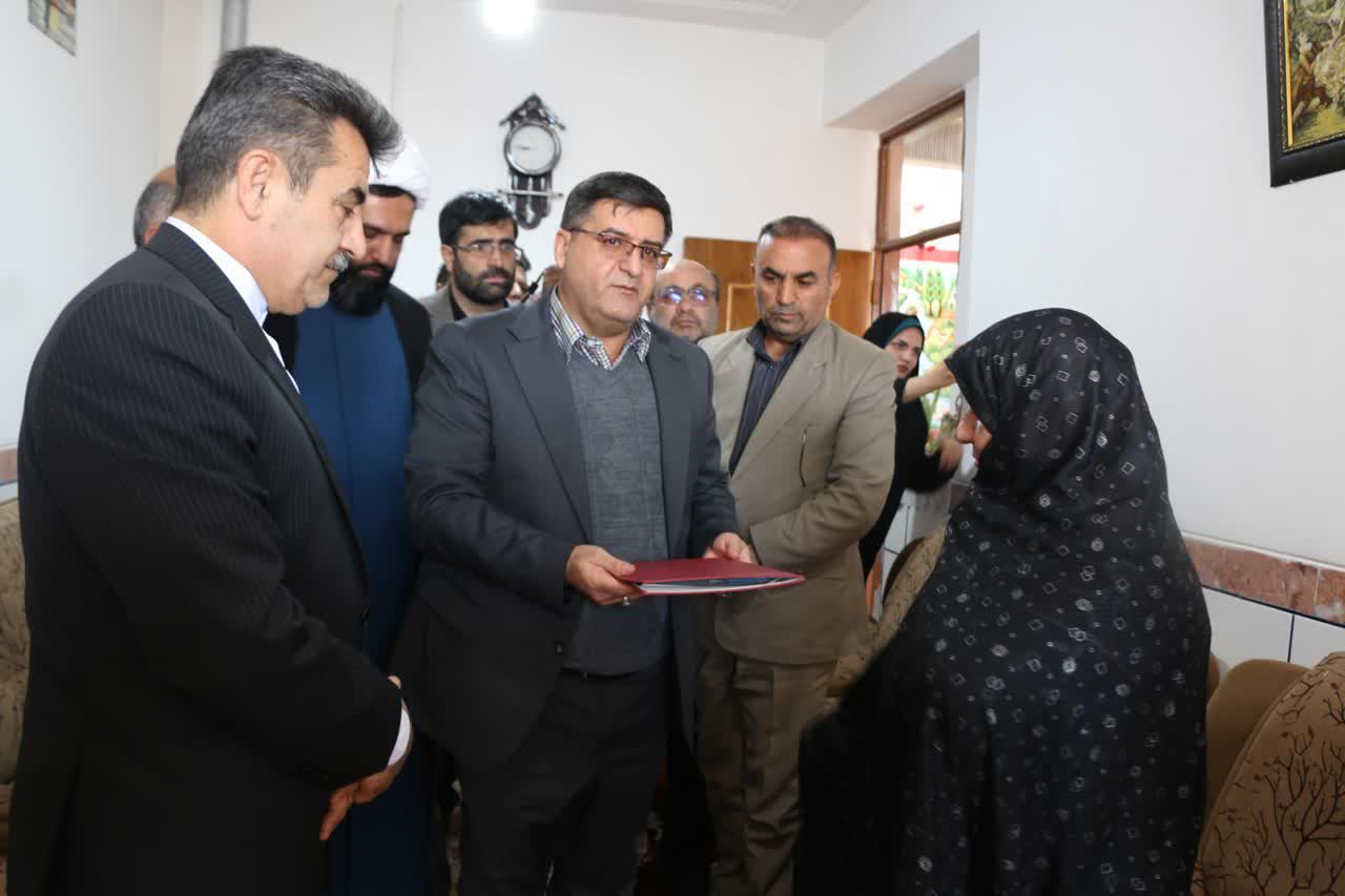 استاندار چهارمحال و بختیاری با خانواده شهید بابادی در شهر اردل ملاقات کرد استاندار چهارمحال و بختیاری با خانواده شهید بابادی در شهر اردل ملاقات کرد