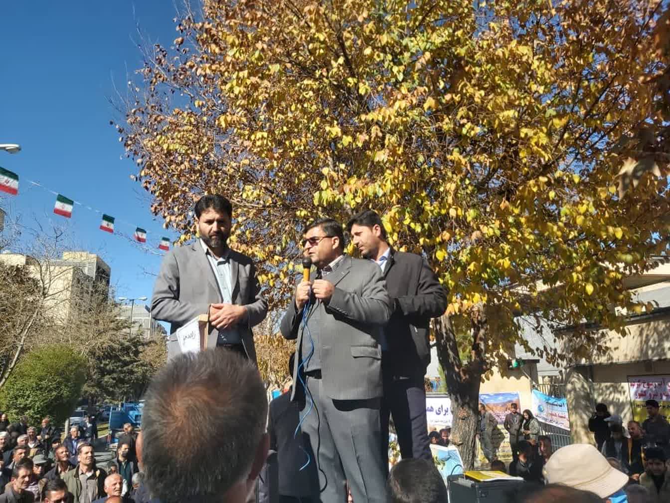 حضور استاندار چهارمحال و بختیاری در میان کشاورزان معترض شهرستانهای سامان و بن حضور استاندار چهارمحال و بختیاری در میان کشاورزان معترض شهرستانهای سامان و بن