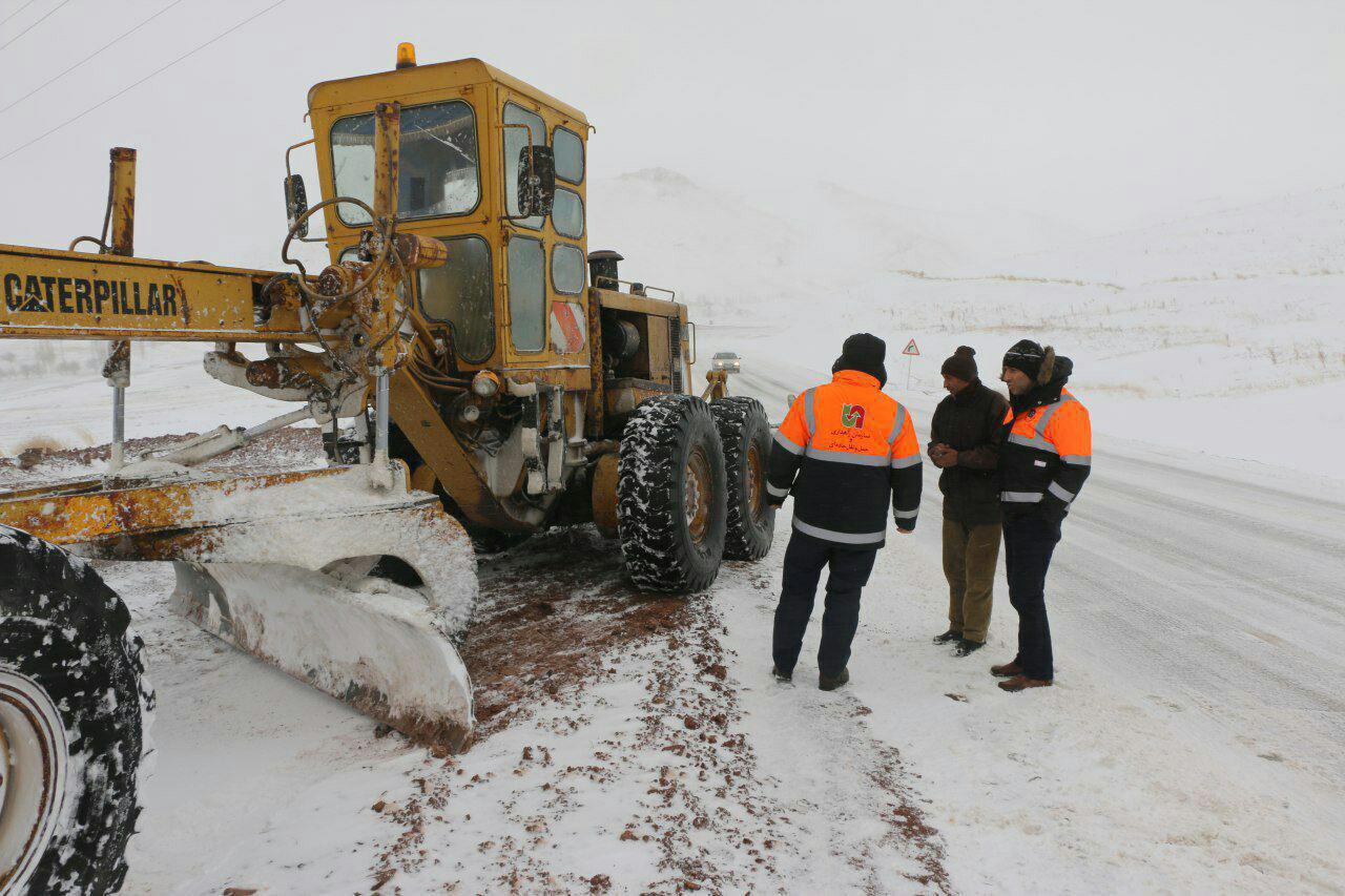 اوج خدمات رسانی زمستانی راهداران در جاده های برفی استان چهارمحال و بختیاری اوج خدمات رسانی زمستانی راهداران در جاده های برفی استان چهارمحال و بختیاری