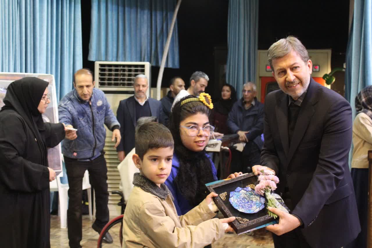 از کتاب مژگان کشانی دختر معلول 19 ساله در اصفهان رونمایی شد + معرفی افتخارات