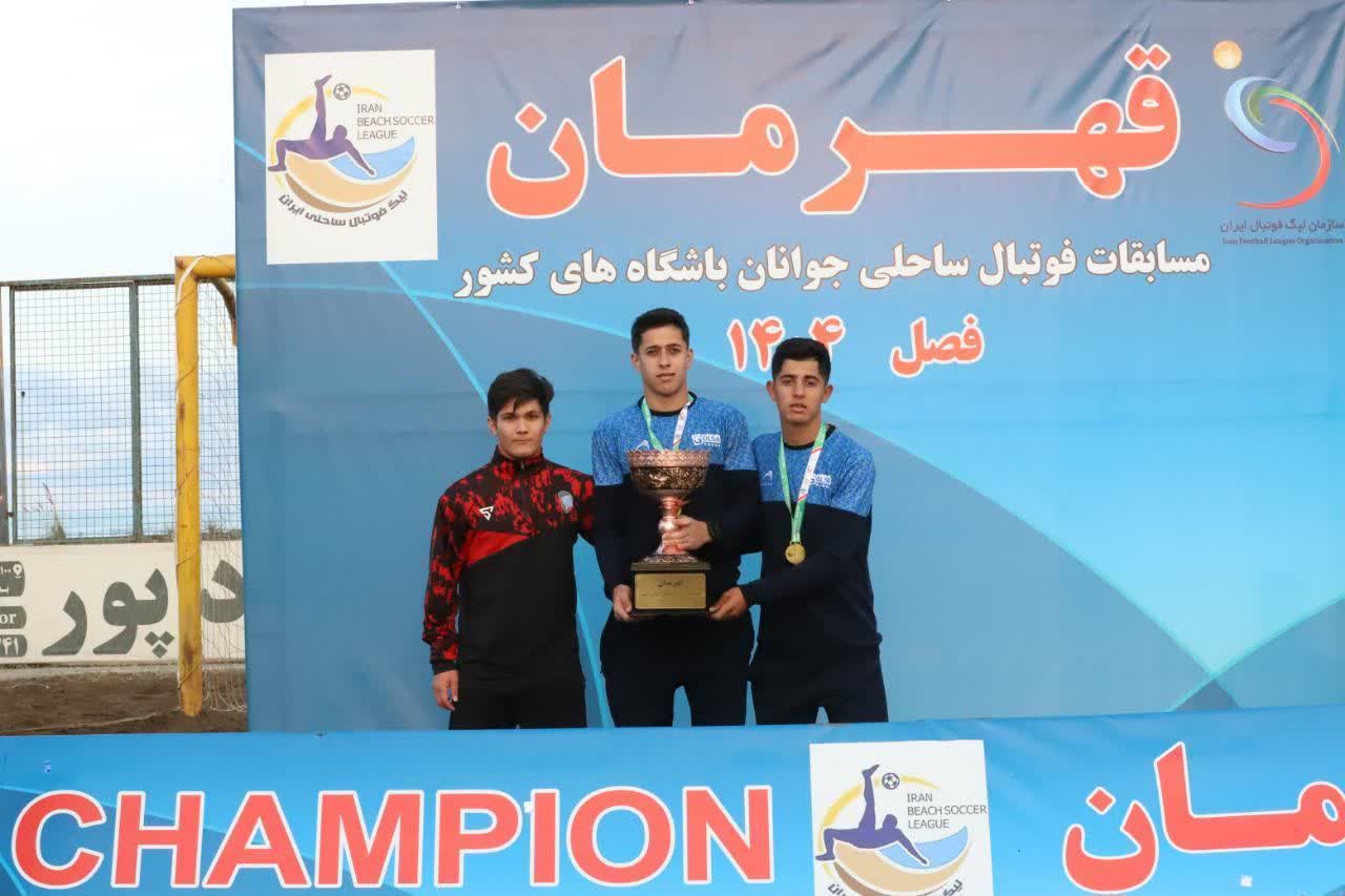 سکوهای قهرمانی کشور زیر پای ورزشکاران فوتبال ساحلی شهرستان سامان