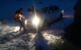  امداد رسانی راهداری بن به ۱۳ خودرو گرفتار در برف