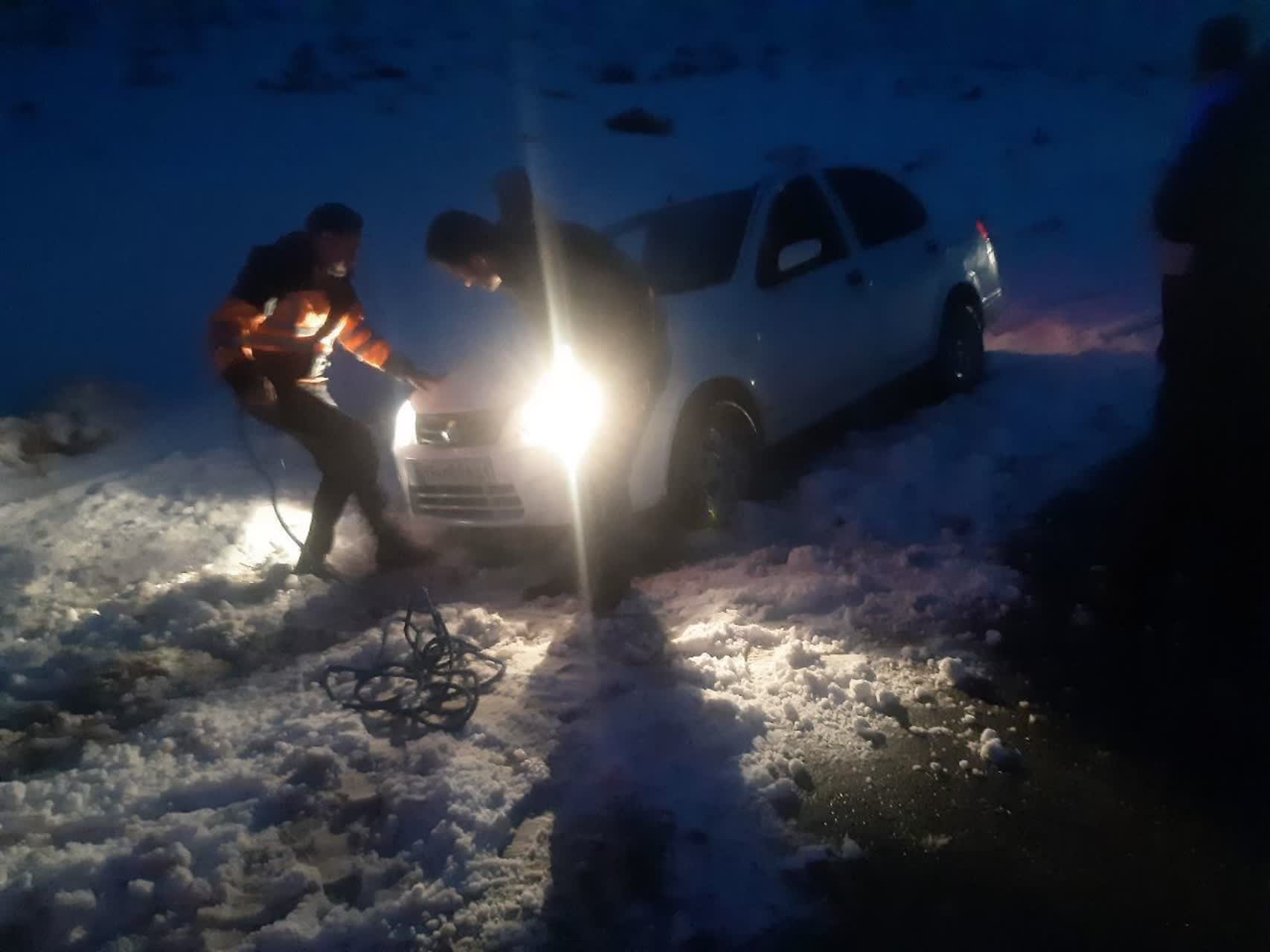  امداد رسانی راهداری بن به ۱۳ خودرو گرفتار در برف