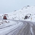 آغاز بارش برف در برخی محورهای چهارمحال و بختیاری / رانندگان زنجیرچرخ همراه داشته باشند