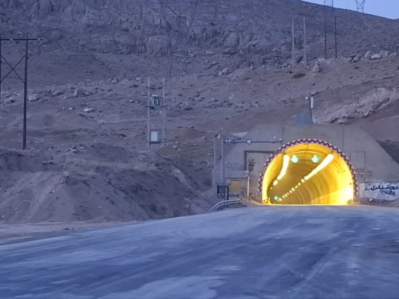 تونل‌های گردنه رخ در محور شهرکرد – اصفهان تا اطلاع ثانوی بسته شد