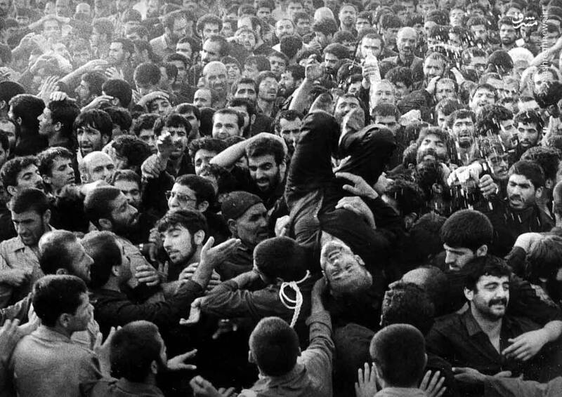 قم میزبان حماسهای میلیونی؛ تشییع پیکر رهبر شهید از حرم حضرت معصومه (س) تا جمکران در گرمای ۴۵ درجه قم میزبان حماسهای میلیونی؛ تشییع پیکر رهبر شهید از حرم حضرت معصومه (س) تا جمکران در گرمای ۴۵ درجه