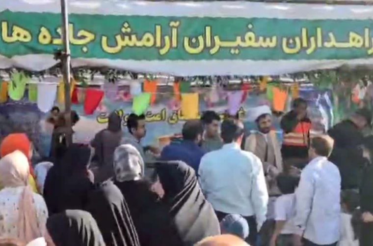 بارش باران شادی در شهرکرد به همت موکب اداره کل راهداری و حمل‌ونقل جاده‌ای استان چهارمحال و بختیاری