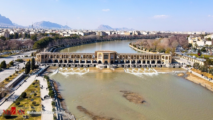 جریان آب زاینده رود در اصفهان جاری می ماند