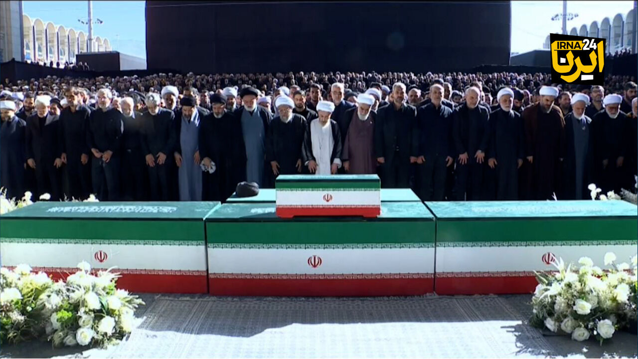 نماز بر پیکر آقای شهید و اقیانوسی از ایمان،اشک و دلدادگی که در قاب شیشهای نمیگنجید نماز بر پیکر آقای شهید و اقیانوسی از ایمان،اشک و دلدادگی که در قاب شیشهای نمیگنجید